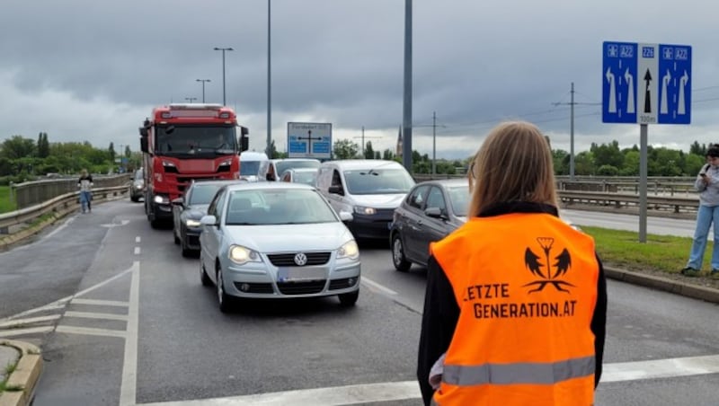 Auch auf der Floridsdorfer Brücke wurde die Fahrbahn blockiert. (Bild: Krone KREATIV)