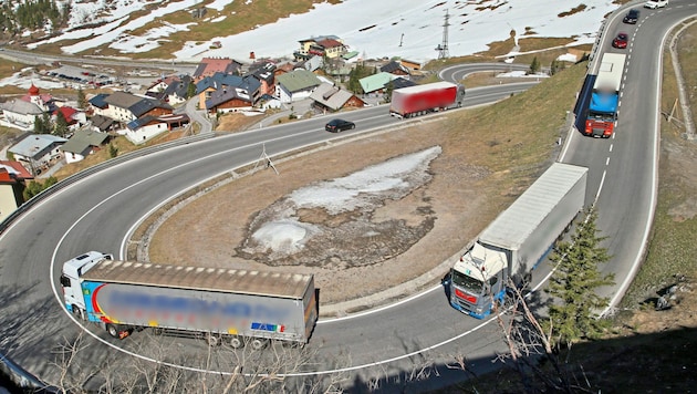 During the tunnel renovation, the pass road was closed to trucks with trailers and articulated lorries. (Bild: Christof Birbaumer (Archivbild))