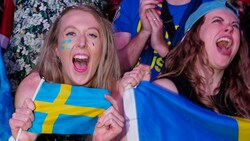 Schwedische Fans jubeln über Loreens Sieg. Der ORF auch. (Bild: APA/AP Photo/Jon Super)