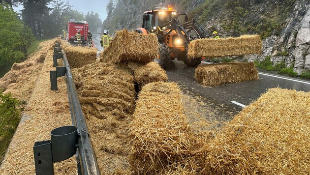 Mit einem Traktor wurde die Achenseestraße wieder „strohfrei“ gemacht. (Bild: zoom.tirol)