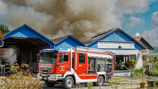 70 Feuerwehrkräfte sind bei einem Vollbrand in der Gemeinde Kapfenstein im Einsatz. (Bild: BFVFB/C. Karner)