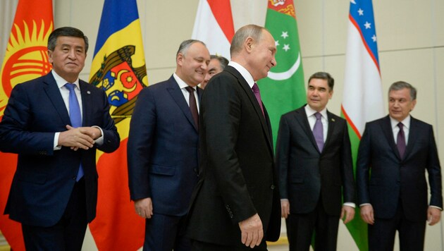 Beim Treffen der GUS-Staatschefs 2018 in St. Petersburg waren Moldaus damaliger Präsident Igor Dodon (2. v. li.) und Wladimir Putin noch guter Laune. (Bild: APA/AFP/POOL/OLGA MALTSEVA)