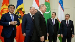 Beim Treffen der GUS-Staatschefs 2018 in St. Petersburg waren Moldaus damaliger Präsident Igor Dodon (2. v. li.) und Wladimir Putin noch guter Laune. (Bild: APA/AFP/POOL/OLGA MALTSEVA)