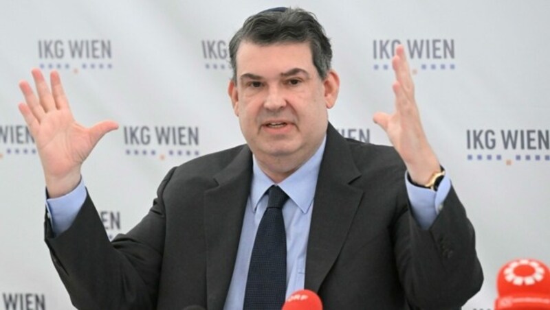 IKG-Präsident Oskar Deutsch ist es „vollkommen wurscht“ woher der Antisemitismus kommt - denn jeder Vorfall ist einer zu viel. (Bild: APA/HELMUT FOHRINGER)