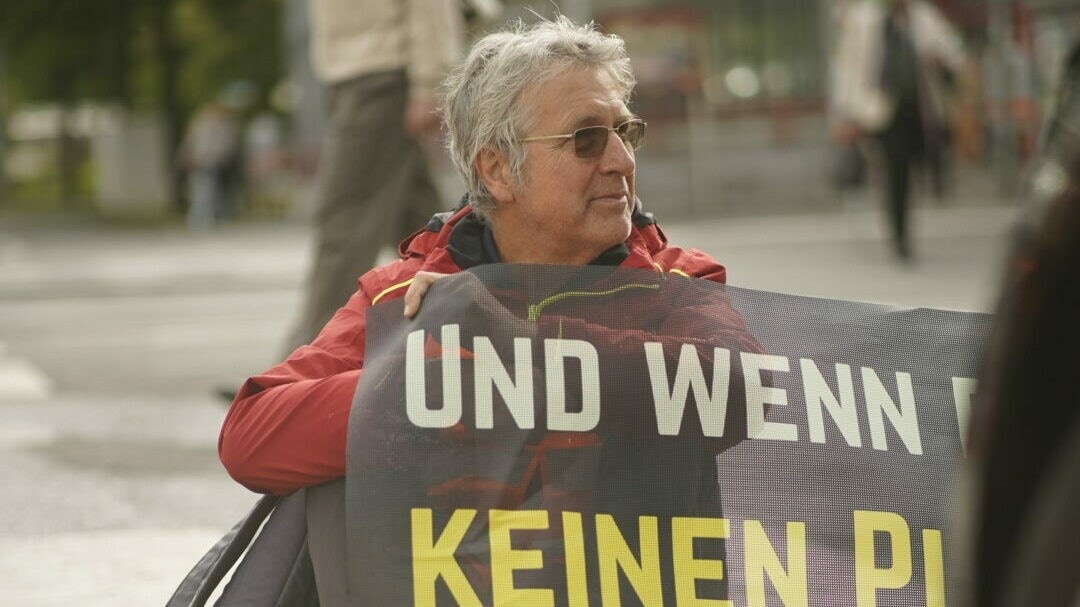 Protest Zu Mittag - Klimakleber Blockierten Verkehr Am Schwedenplatz ...