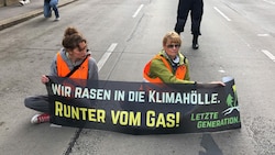Auch zu Mittag machten die Klimaaktivisten in Wien auf die Klimakrise aufmerksam. Diesmal blockierten sie erneut die Straßen am Schwedenplatz. (Bild: Letzte Generation AT )