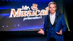 Entertainer und Mörbisch-Intendant Alfons Haider bittet in seiner neuen Show „Mr. Musical präsentiert“ junge Talente und Profis auf die Bühne. (Bild: ORF)