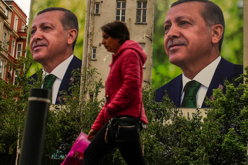 TV, Radio, Hauswände: Erdogan war im Wahlkampf omnipräsent. (Bild: AP)