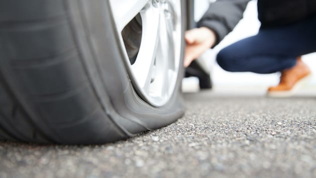 Bei mindestens 37 Autos haben die Täter die Luft aus den Reifen gelassen. (Bild: stock.adobe.com)