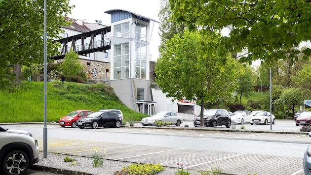 Der Arbeiterkammer-Parkplatz liegt unterhalb des Stadtkerns. Gehbehinderte müssen bei Lift-Ausfall schwer passierbare Wege und andere Hürden nehmen. (Bild: KLAUS SCHINDLER)