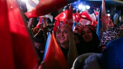 Erdogan-Unterstützer sind siegessicher (Bild: AP)