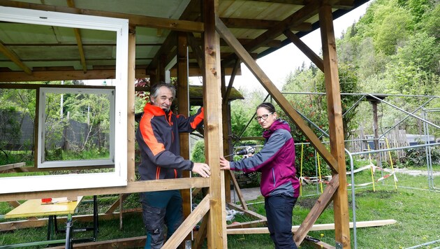 Tanja baut gemeinsam mit ihrem Mann Maximilian einen Taubenschlag im eigenen Garten (Bild: Gerhard Schiel)