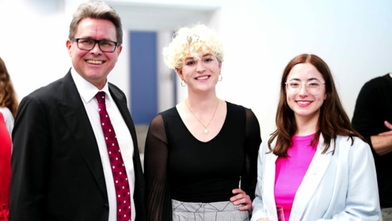 Die beiden derzeitigen Vorsitzenden der ÖH, Keya Baier und Sara Velic, mit Bildungsminister Martin Polaschek (ÖVP) am Wahlabend (Bild: APA/EVA MANHART)