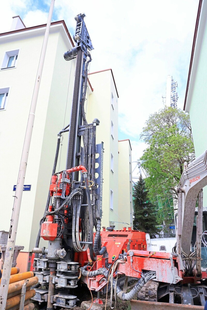 Insgesamt werden 18 Tiefenbohrungen mit je 150 Meter Tiefe durchgeführt. Die aus der Tiefe gewonnene Erdwärme dient zum Heizen und zur Warmwasseraufbereitung. (Bild: Zwefo)