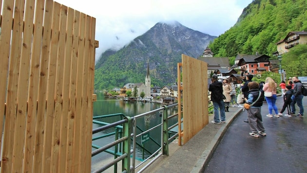 Dieser Holzzaun soll den beliebten Selfie-Hotspot für Touristen weniger attraktiv machen. (Bild: Hörmandinger Reinhard)
