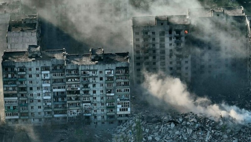Die Kämpfe um Bachmut gehen weiter und damit auch die Zerstörung der Stadt. (Bild: AP)