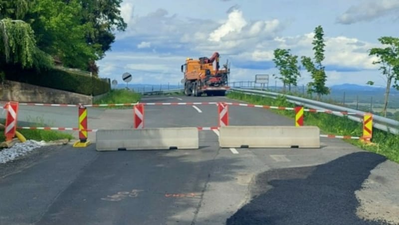 Seit Montag ist die Straße beidseitig gesperrt: „Es ist Gefahr in Verzug“ sagt der Experte vom Land. (Bild: Straßenmeisterei Leibnitz)