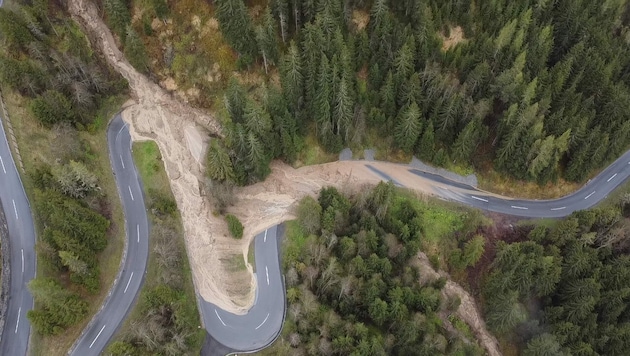 Schon vor zwei Wochen wurde die Kühtaistraße verlegt. (Bild: Land Tirol)