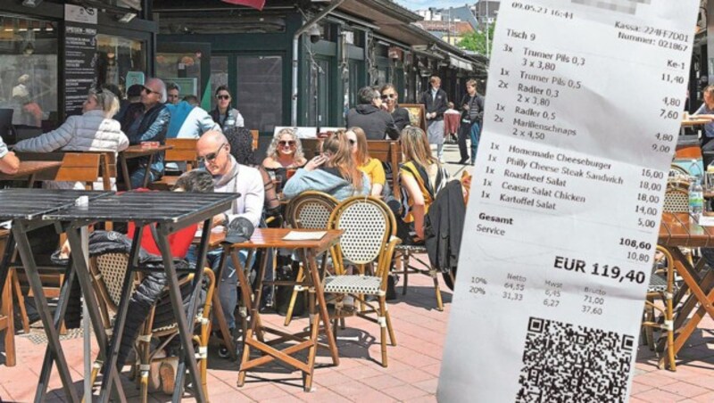 Die Servicepauschale eines Naschmarktlokals regt auch in der Branche auf. (Bild: Wolfgang Spitzbart, privat, Krone KREATIV)