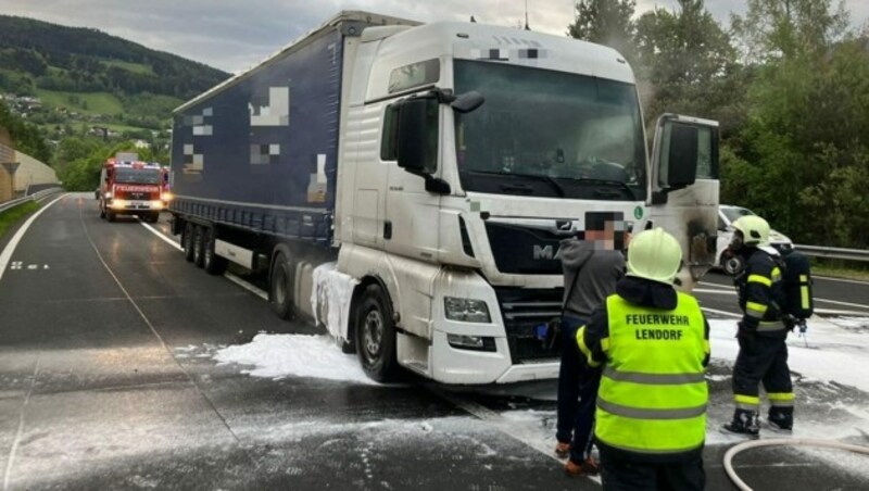 Der Lenker konnte das Fahrzeug noch rechtzeitg verlassen. (Bild: Freiwillige Feuerwehr Gmünd)