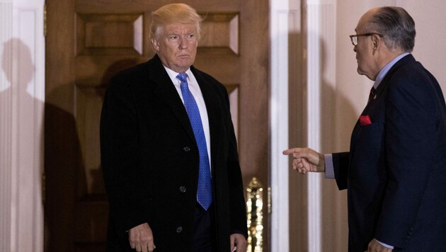 US-Präsident Donald Trump mit seinem damaligen Anwalt Rudy Giuliani (Bild: Getty Images)