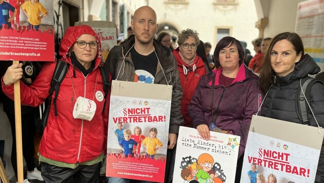 Judith Ernst, Max Werschitz, Alexandra Obendrauf und Karin Gasparitz demonstrierten trotz Regen (Bild: Hannah Michaeler)