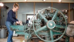 Mehr als 100 Jahre alt ist die Kadiermaschine, an der Christine Söllner arbeitet. (Bild: DORISSEEBACHER)