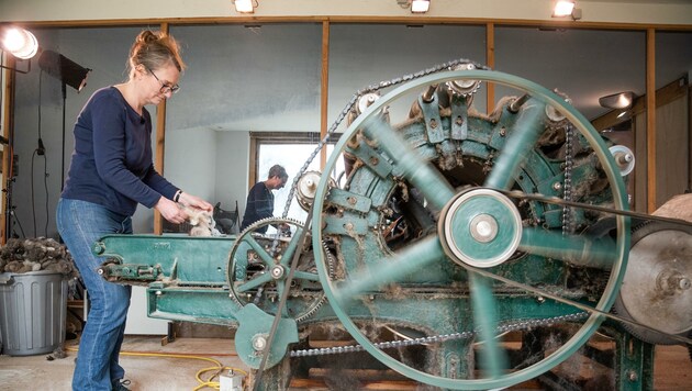 Mehr als 100 Jahre alt ist die Kadiermaschine, an der Christine Söllner arbeitet. (Bild: DORISSEEBACHER)