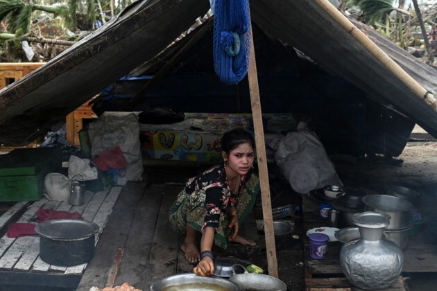 Eine Frau kocht im Flüchtlingscamp von Basara. (Bild: AFP)