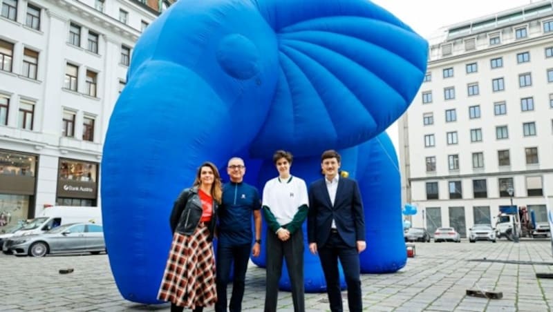 Momentum-Leiterin Barbara Blaha, Djaffar Shalchi, Marlene Engelhorn und Momentum-Ökonom Mattias Muckenhuber mit dem „Elefanten im (öffentlichen) Raum“ (Bild: Klemens Groh)