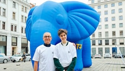 Immobilien-Investor Djaffar Shalchi und BASF-Erbin Marlene Engelhorn mit Elefant „TJ“. (Bild: Klemens Groh)