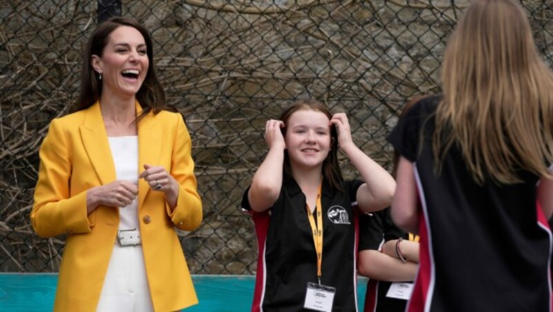 Prinzessin Kate hatte beim Spiel mit den Jugendlichen sichtlich Spaß. (Bild: APA/AP Photo/Kin Cheung, pool)