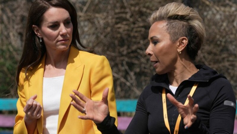 Prinzessin Kate im Gespräch mit Kelly Holmes (Bild: APA/AFP/POOL/Kin Cheung)