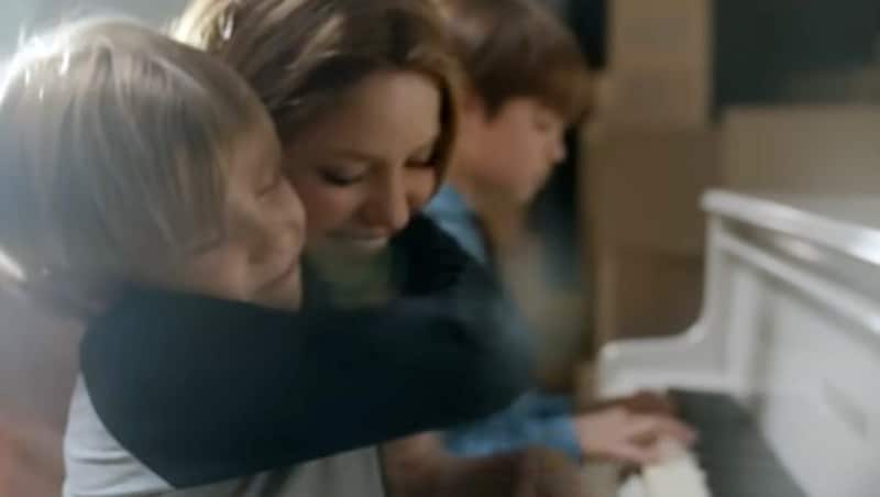 Shakira umarmt am Klavier liebevoll einen ihrer Söhne. (Bild: www.instagram.com/shakira)
