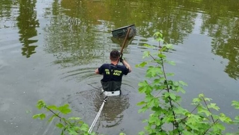 Ein Feuerwehrmann holte die Kiste ans Ufer. (Bild: Freiwillige Feuerwehr Trumau)