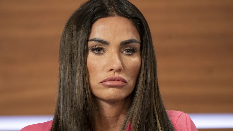 Katie Price wurde nach ihrer Beauty-OP in der Türkei in London von der Polizei in Empfang genommen. (Bild: Aaron Chown / PA / picturedesk.com / APA)