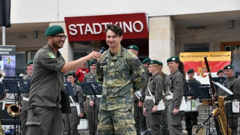 Kärntens Militärrapper J.P. Platzer (li) mit Chris Steger, der auch am 25. Mai im Stadion auftreten wird. (Bild: StWm EIPER Martin)