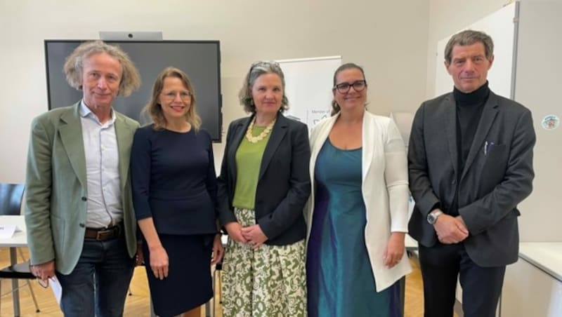 Setzen sich für Kinderschutz in der Ausbildung ein (v.l.n.r): Landesschulpsychologe Josef Zollneritsch, PH-Rektorin Beatrix Karl, Hedwig Wölfl von der Kinderschutzorganisation „die möwe“, Kinderanwältin Denise Schiffrer-Barac und Kinderarzt Reinhold Kerbl vom LKH Hochsteiermark. (Bild: Christina Koppelhuber)