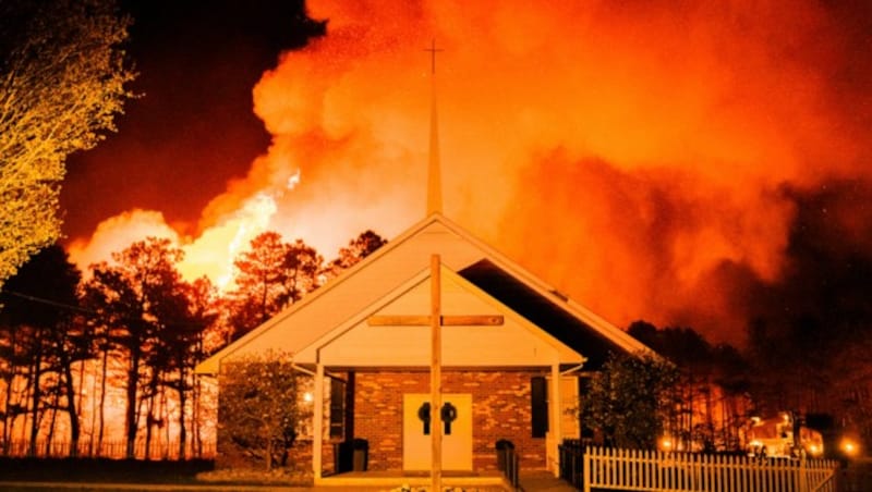 Hier brennen in Ocean County im US-Bundesstaat New Jersey 2500 Hektar Wald. (Bild: ASSOCIATED PRESS)