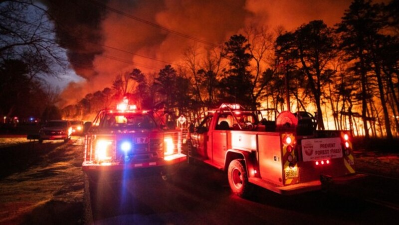 Feuerwehrleute bekämpfen die Flammen in New Jersey (Bild: ASSOCIATED PRESS)