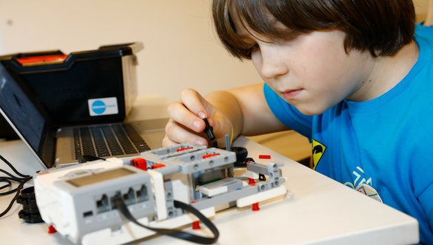 Leonhard programmiert und baut eifrig an seinem Roboter. Der Neunjährige nimmt am dreitägigen Talentecamp in Radstadt teil. (Bild: Gerhard Schiel)