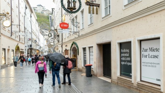 Die „Ex-Shoppingmeile“ Getreidegasse wirkt nur für Touristen einladend. Die Salzburger beklagen eine verlorene Atmosphäre und verwaiste Geschäfte. (Bild: Berger Susi)