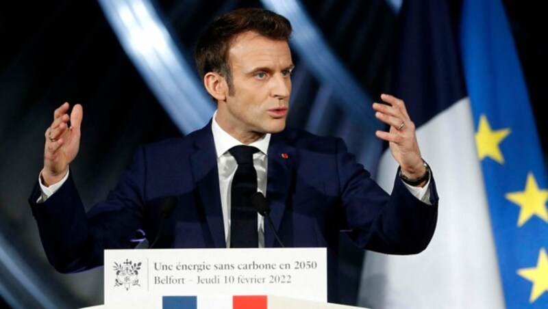 Frankreichs Präsident Emmanuel Macron setzt sich auch auf EU-Ebene massiv für eine Renaissance der Atomkraft ein. (Bild: APA/AFP/POOL/Jean-Francois Badias)