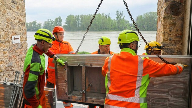 Die Freiwillige Feuerwehr in Schärding baute Dienstagabend vorsorglich den ersten Teil des Hochwasserschutzes auf. (Bild: Pressefoto Scharinger © Daniel Scharinger)