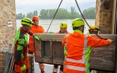 Die Freiwillige Feuerwehr in Schärding baute Dienstagabend vorsorglich den ersten Teil des Hochwasserschutzes auf. (Bild: Pressefoto Scharinger © Daniel Scharinger)