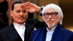 US-Schauspieler Johnny Depp mit seinem französischen Schauspielkollegen Pierre Richard (Bild: APA/AFP/Valery HACHE)