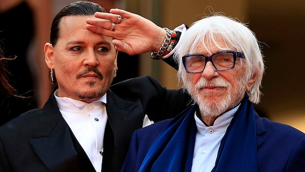 US-Schauspieler Johnny Depp mit seinem französischen Schauspielkollegen Pierre Richard (Bild: APA/AFP/Valery HACHE)