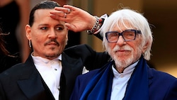 US-Schauspieler Johnny Depp mit seinem französischen Schauspielkollegen Pierre Richard (Bild: APA/AFP/Valery HACHE)