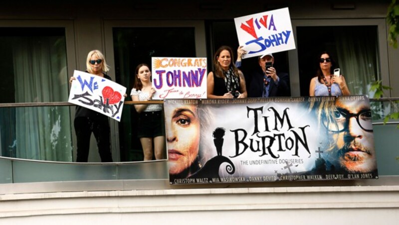 Fans feiern ihren Johnny Depp in Cannes. (Bild: AP)