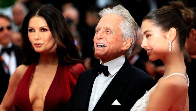 Michael Douglas mit Ehefrau Catherine Zeta-Jones (L) und Tochter Carys am Rande der Filmfestspiele von Cannes (Bild: APA/AFP/Valery HACHE)